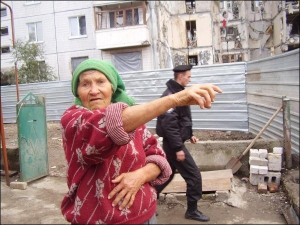 Пенсионерка Мария Лисенко из Днепропетровска рассказывает, что взрывная волна разрушила ее летнюю кухню, повредила дом. Спасатели обещают построить ей новое жилье