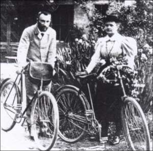 Єдиним багатством молодого подружжя Кюрі була пара велосипедів, на яких вони вирушили у весільну подорож селами Іль-де-Франс