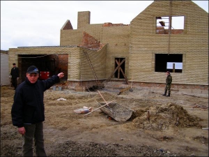 Прораб Кирило Проценко показує недобудований будинок у котеджному містечку ”Баварія” в Полтаві. Цей дім будують для київського бізнесмена. Коштує він близько мільйона гривень