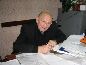 Професор Володимир Кожем’яко має на дачі економні світлодіодні ліхтарі, які ніколи не вимикає