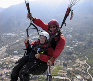 100-летняя Пегги МакАльпайн летит на параплане с вершины горы Пять Пальцев на Кипре
