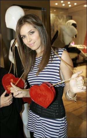 На відкритті своєї крамниці в Москві Дарія Жукова пропонувала купувати сумочки в формі серця. Гроші обіцяла перерахувати у фонд тяжкохворих дітей