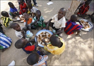 Діти обідають у дитячому притулку міста Абеше в африканській країні Чад. 103 із них намагалися нелегально вивезти французи