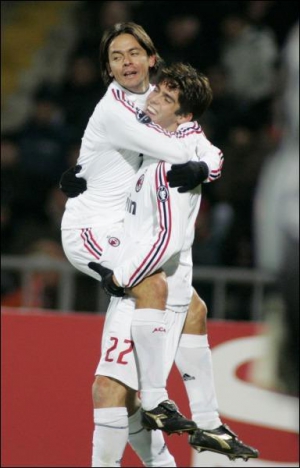 Филиппо Индзаги и Кака (22-й номер) празднуют второй гол в ворота донецкого ”Шахтера” 6 ноября 2007 года