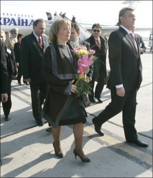 Екатерина Ющенко прилетела в Румынию. В Бухаресте она спускается с трапа самолета. 30 октября 2007 года