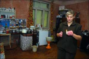 Жительница общежития на улице Крымской во Львове Светлана Демчишин в кухне зажигает свечу