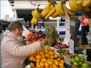 Вінничанка Галина Онищук на Центральному ринку вперше бачить плоди фейхоа