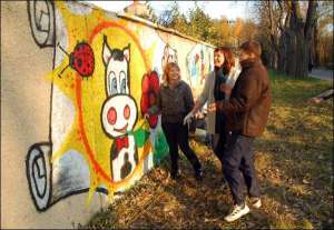 Участники международной молодежной встречи ”Солнце есть в каждом из нас” разрисовали бетонный забор детского отделения Львовской областной психиатрической больницы