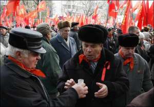 Участники торжественного марша по Киеву по случаю 90-летия октябрьского переворота вчера собирались возле метро Арсенальная. Было холодно, и кое-кто из них перед маршем пил водку