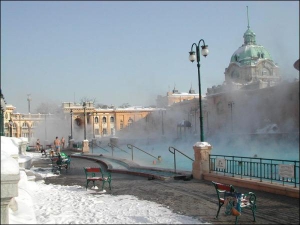  В открытом бассейне термальных вод Сечени в венгерском Будапеште температура воды достигает +77 градусов. Туристы приезжают сюда на лечение и осенью, и зимой