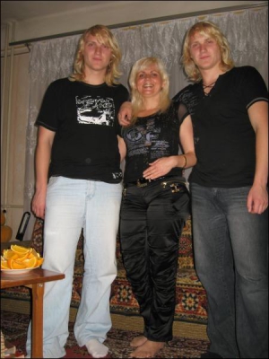 Близнецы Милан (слева) и Алан с матерью Марьяной Феньвеши в своем доме в Перечини на Закарпатье