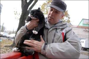 Кіт Чапа разом із господарем Кирилом Черняковим у дворі на Березняках