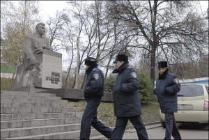 Міліцейські патрулі крутились навколо пам’ятника Петровському (Європейська площа) два дні — 6 і 7 листопада