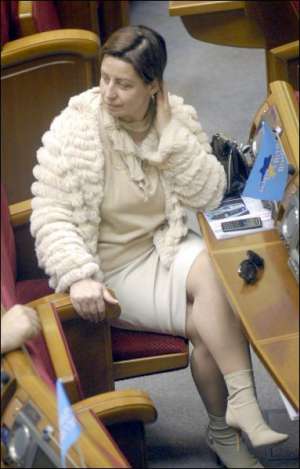 ”Регионалка” Анна Герман во время вечернего заседания Верховной Рады 2 апреля 2007 года, которое было посвящено указу президента о роспуске парламента