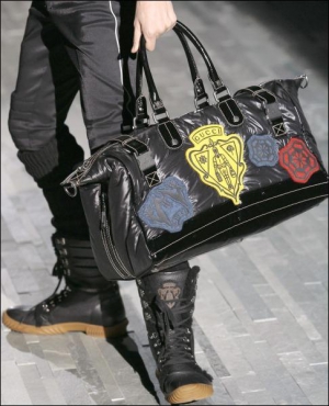 На Миланской неделе моды на зиму 2008 года компания ”Гуччи” представила высокие мужские сапоги на резиновой подошве