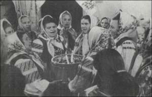 Каравайницы из поселка Олишивка около Чернигова носят кадку и припевают, чтобы свадебный хлеб удался, 1980 год