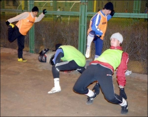 Футболист и тренер Евгений Ирхин (справа) делает разминку перед тренировкой в спортивной школе №15. Такой зарядкой он занимается дважды в день, чтобы предотвратить травмы во время футбольного матча
