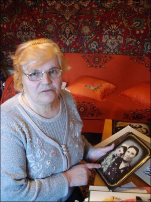 Віра Гайденко з Донецька показує фотографії своїх матері Марії і племінниці Ніни. Каже, онук Олексій не залишив нічого, окрім знімків