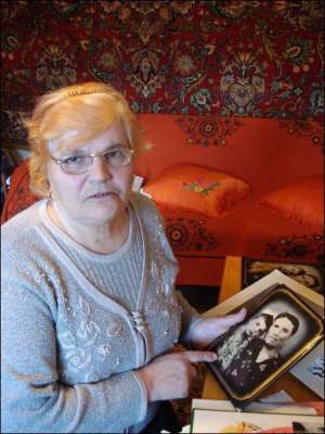 Вера Гайденко из Донецка показывает фотографии матери Марии и племянницы Нины. Говорит, внук Алексей не оставил ничего, кроме снимков.
