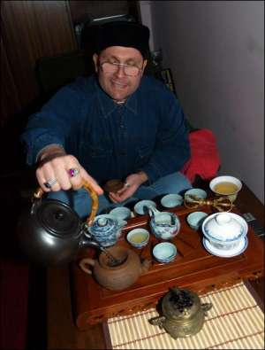 Олег Власенко заваривает чай перед началом церемонии