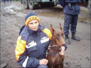Киянка Марія Кальченко разом із собакою Шармі шукали людей під уламками під’їзду в Дніпропетровську, де 13 жовтня в 10-поверховому будинку вибухнув газ