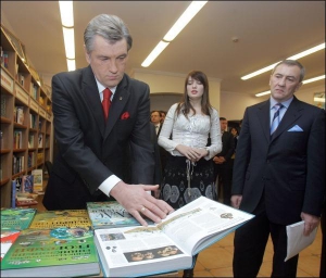 Працівники книгарні ”Смолоскип” на Межигірській помітили: мер уважно запам’ятовував, які саме книги купував президент. А потім придбав собі кілька таких самих