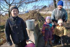 Олександр Дуда з молодшими братами і матір’ю на батьківському подвір’ї в селі Борівці Кіцманського району на Буковині