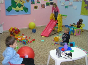 Кімната на 25 дітей у торговельному комплексі ”Магіцентр” найбільша у Вінниці. Працює вона лише у вихідні. Тут можна залишити дитину лише на дві години. Місяць сюди закупили великі пазли та кубики для ігор