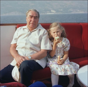 Генеральный секретарь ЦК КПСС Леонид Брежнев с правнучкой Галиной на отдыхе в Крыму, 1980 год