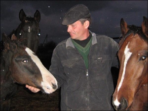Керівник кінного двору Вадим Буряк хоче відкрити туристичний маршрут Глобинським районом. Туристів за плату кататимуть на конях. Зароблені гроші підуть на корм для тварин