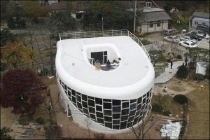 На будівництво двоповерхового будинку в формі унітаза 74-річний активіст руху за гідні санітарні умови Сім Дже Дук витратив 1,6 мільйона доларів