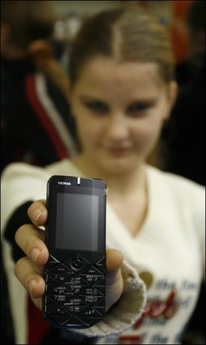 Киевлянка Мария Тараненко собирается сфотографировать себя на камеру телефоном ”Нокія Прізм”