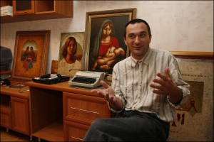 12 лет назад Игорь Тимчук раписал стены в киевском ресторане ”Ренессанс”. За это владелец ресторана купил художнику двухкомнатную квартиру в центре Киева