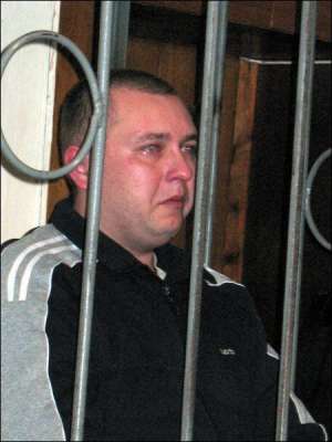 Виталий Данилюк плачет во время объявлении приговора в Тернопольском апелляционном суде 9 октября 2007 года. Его осудили на 12 лет заключения