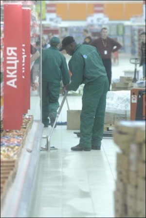 Прибиральники наводять останній лоск у залі гіпермаркету ”О’КЕЙ” (масив Райдужний). Фото зроблене 13 листопада — за день до відкриття маркету
