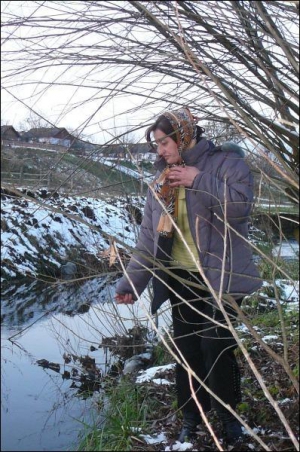 Двор Светланы Басюк обтекает ручей из реки Рыбянка. Женщина жалуется, что третий день вода воняет мочой