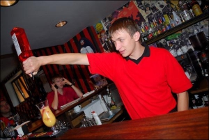 Бармен Денис Мозгалев за стойкой львовского ресторана ”Динамо-Блюз” готовит коктейль ”Оазис”
