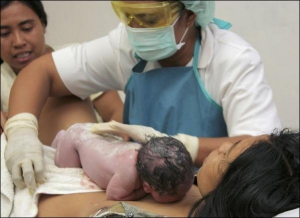 Маленькую Амелию положили матери для кормления сразу после рождения в индонезийской клинике провинции Ява. Врачи утверждают, что малыши, которых кормят грудным молоком с первой минуты жизни, вырастают здоровее