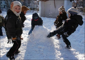 Сніговика вихованці дитсадка №360 на вулиці Єреванській (Солом’янка) ліплять за півгодини. Після цього хлопчики розбивають снігову скульптуру ногами й починають творити її заново