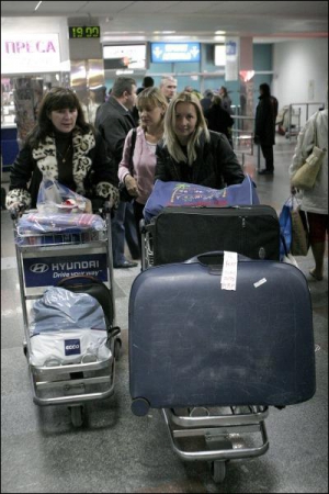 Украинские туристы должны были вернуться с отдыха в воскресенье. Но домой они попали лишь во вторник