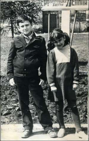 10-летний Игорь и 8-летняя Каролина Куеки в Черновцах. Брат Сергей сфотографировал их во дворе школы-интерната №4