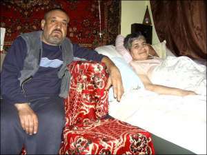 Юрій Свида три роки доглядає дружину після інсульту. Вони живуть в Ужгороді