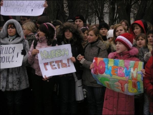 Учні школи №29 Чернігова протестують проти  звільнення директора Володимира Конюшого і призначення на його місце Тетяни Юцевич