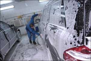 На автомийці на столичній вулиці Глибочицькій керівник зміни Євген миє машини  вручну