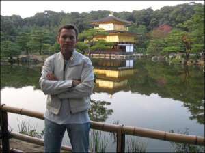 Телеведущий ”Нового канала” Геннадий Попенко возле Золотого храма в японском городе Киото. В прошлом году он ездил в Японию на соревнования по восточной борьбе джиу-джитсу