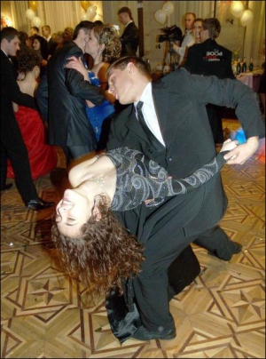 Третьокурсники Вінницького педуніверситету Ірина Ковальська та Максим Горбачук танцюють на студентському балу. Раніше вони відвідували гурток танців