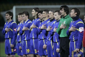 Гравці збірної України під час виконання національного гімну перед матчем у Каунасі