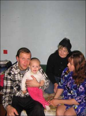 Черкасчанин Игорь Крижко держит на руках дочь Карину. Рядом — жена Виктория и теща Наталья Георгиевна (в центре)