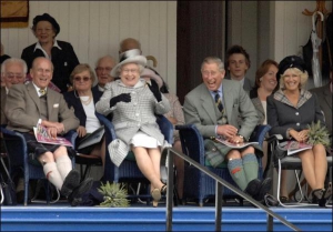 Королева Великої Британії Єлизавета ІІ із чоловіком Філіпом, принцом Единбурзьким (у першому ряду), на відкритті традиційних шотландських народних гулянь у селищі Бремер торік у вересні