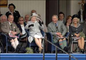 Королева Великобритании Елизавета ІІ с муже Филиппом, принцем Эдинбургским (в первом ряду), на открытии традиционных шотландских народных гуляний в поселке Бремер в сентябре прошлого года 
